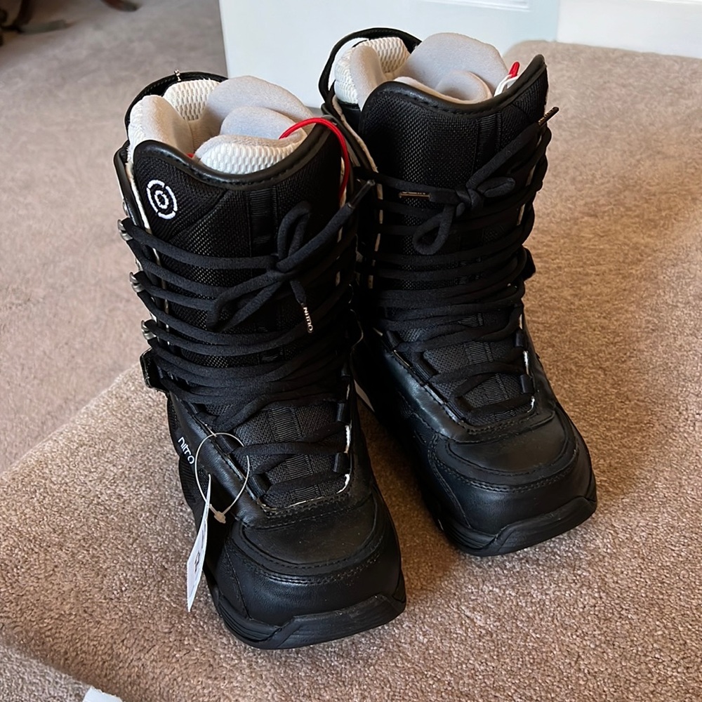 NWT Women’s Nitro Barrage Snowboard Boots - size 5.5